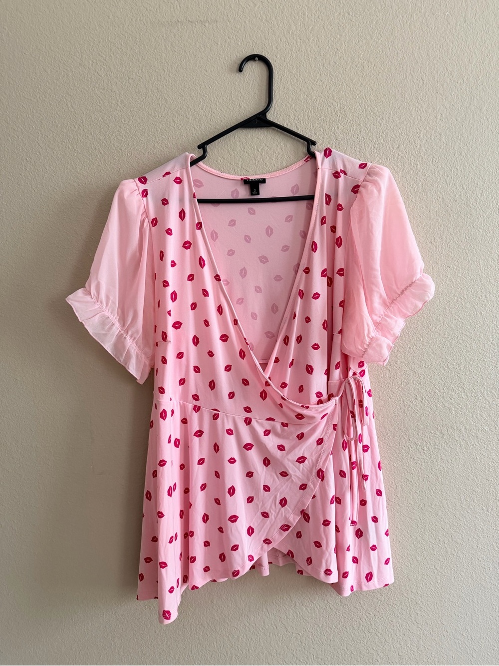 Torrid Studio Knit Chiffon Puff Sleeve Surplice Top Kiss Print
